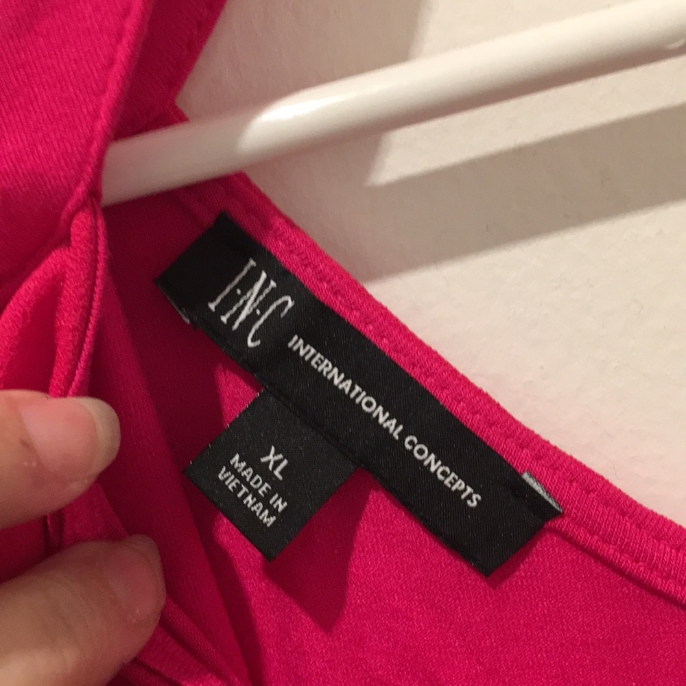 Pink t-shirt off -the shoulders. - Picture 2 of 3